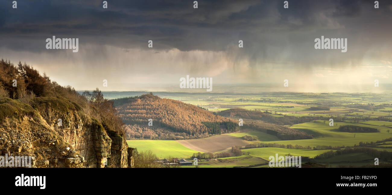 Panorama des Vale of York Hood Hill und Roulston Narbe von Sutton Bank, bei starkem Regen. Stockfoto