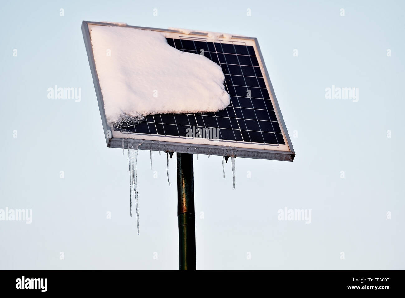 Eiszapfen sind während der Wintersaison auf eine solare Straßenlaterne gesehen. Stockfoto