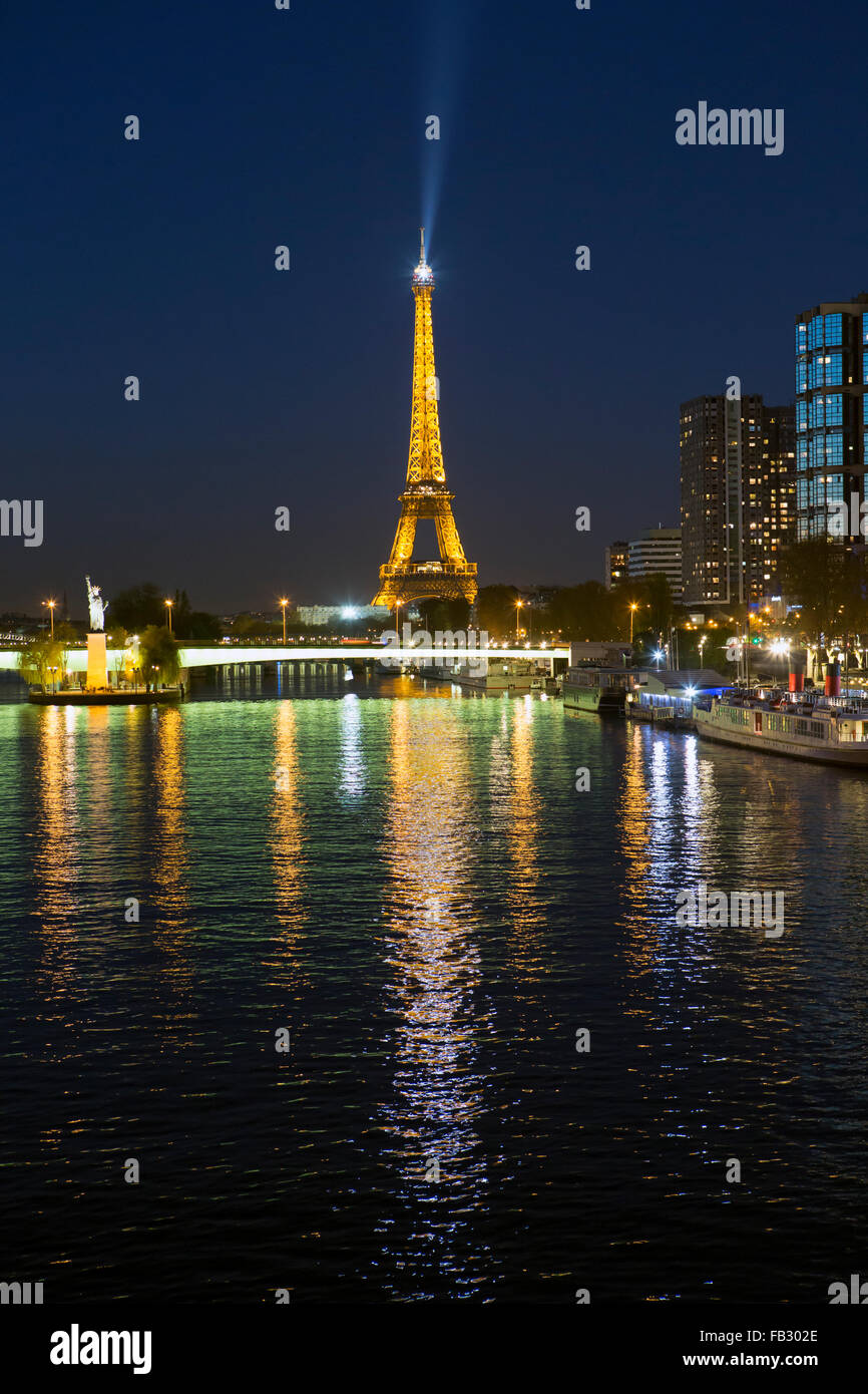 Nachtansicht der Ufer mit Hochhäusern auf der Rive Gauche und Eiffelturm, Paris, Frankreich, Europa Stockfoto