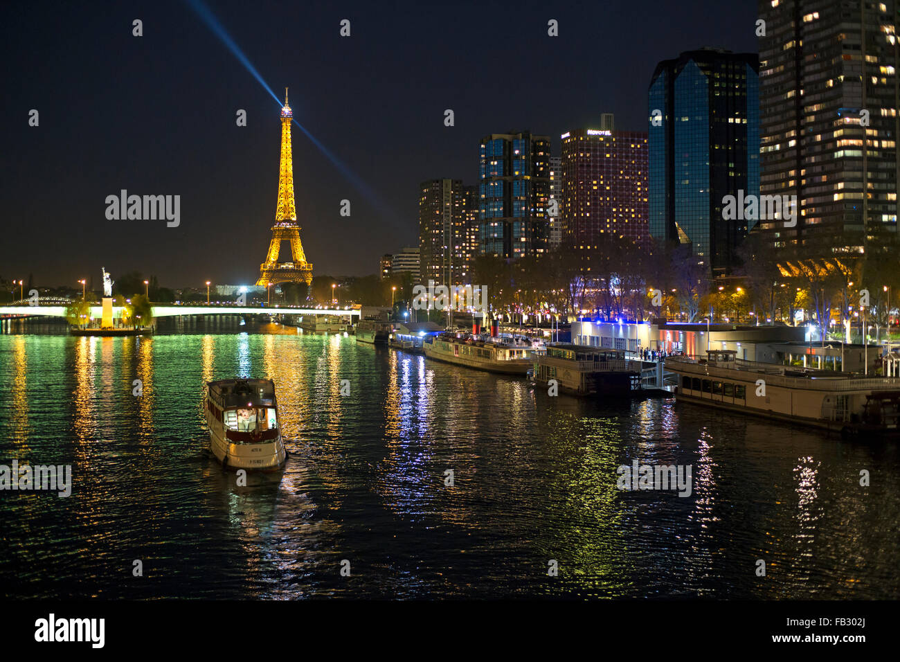 Nachtansicht der Ufer mit Booten und Hochhäuser auf der Rive Gauche und Eiffelturm, Paris, Frankreich, Europa Stockfoto