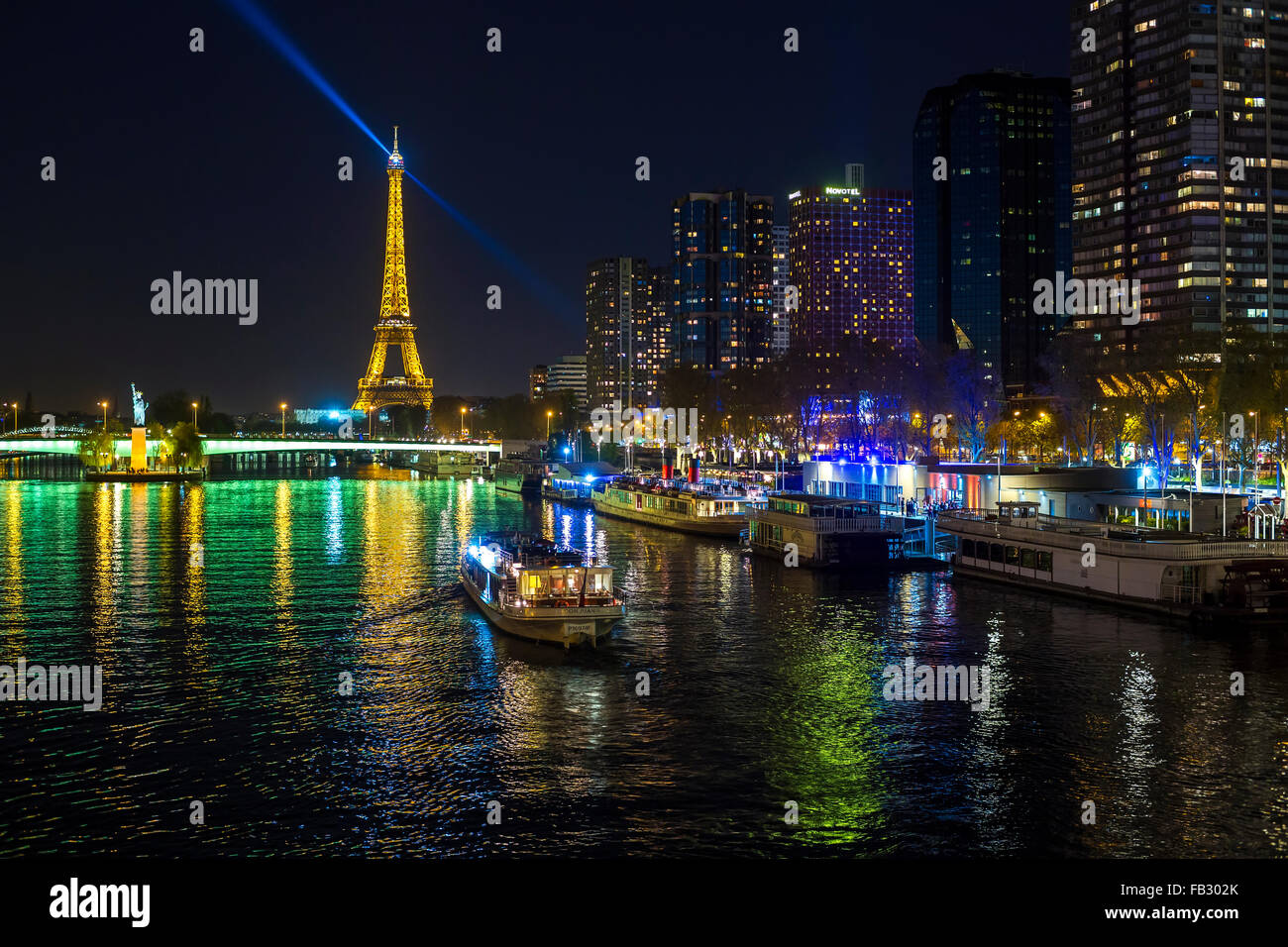Nachtansicht der Ufer mit Booten und Hochhäuser auf der Rive Gauche und Eiffelturm, Paris, Frankreich, Europa Stockfoto