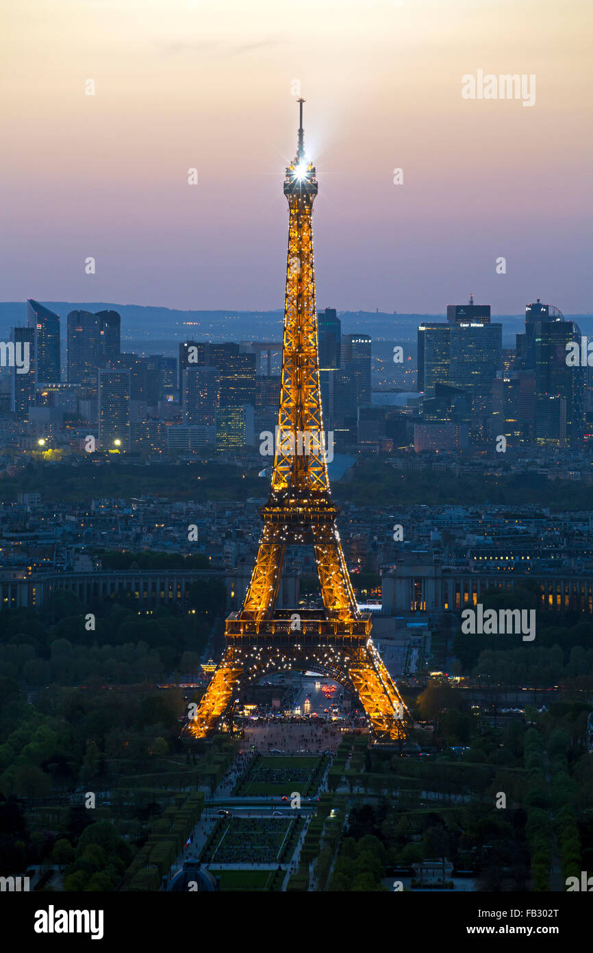 Paris erhöhte Nacht Skyline der Stadt mit beleuchteten Eiffelturm und La Défense Viertel, Frankreich, Europa Stockfoto