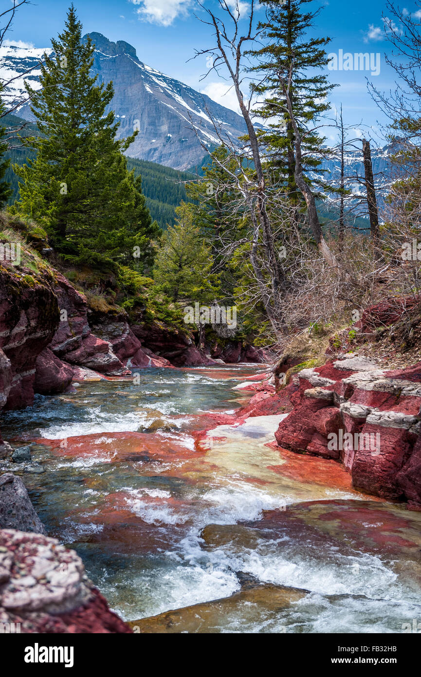 Red Rock Creek mit Vimy Peak im Hintergrund in Waterton Lakes Nationalpark, Alberta, Kanada Stockfoto