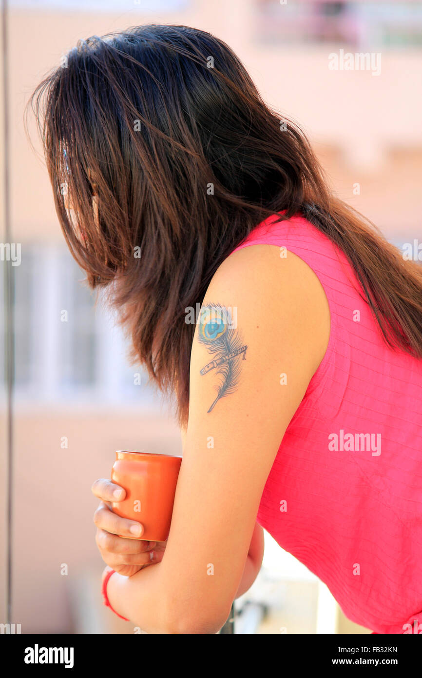 Seite Profil eines modernen indischen Frau mit Tattoo auf dem Arm Stockfoto