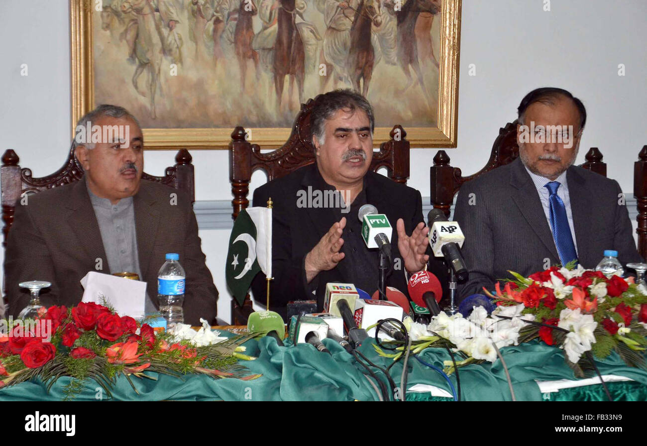 Chief Minister Balochistan Nawab Sana Ullah Zehri eine gemeinsame Pressekonferenz mit Bundesministerin für Entwicklung und Planung Ahsan Iqbal, bei lokalen Hotel von Quetta auf Freitag, 8. Januar 2016 halten. Stockfoto