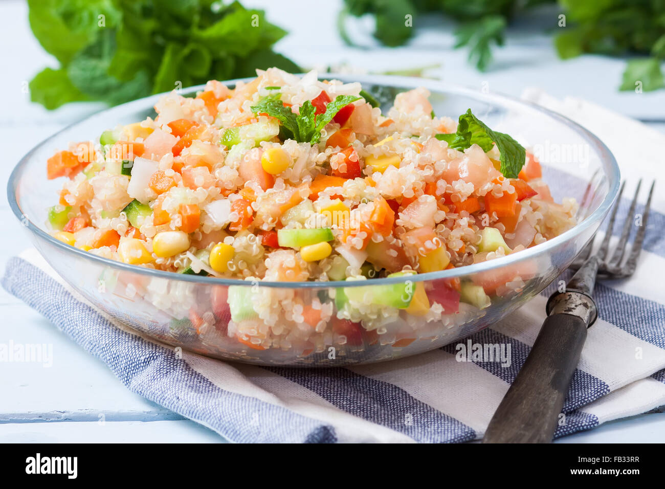 frischen Quinoa Salat Taboule Stil mit Gemüse auf Schüssel Stockfoto