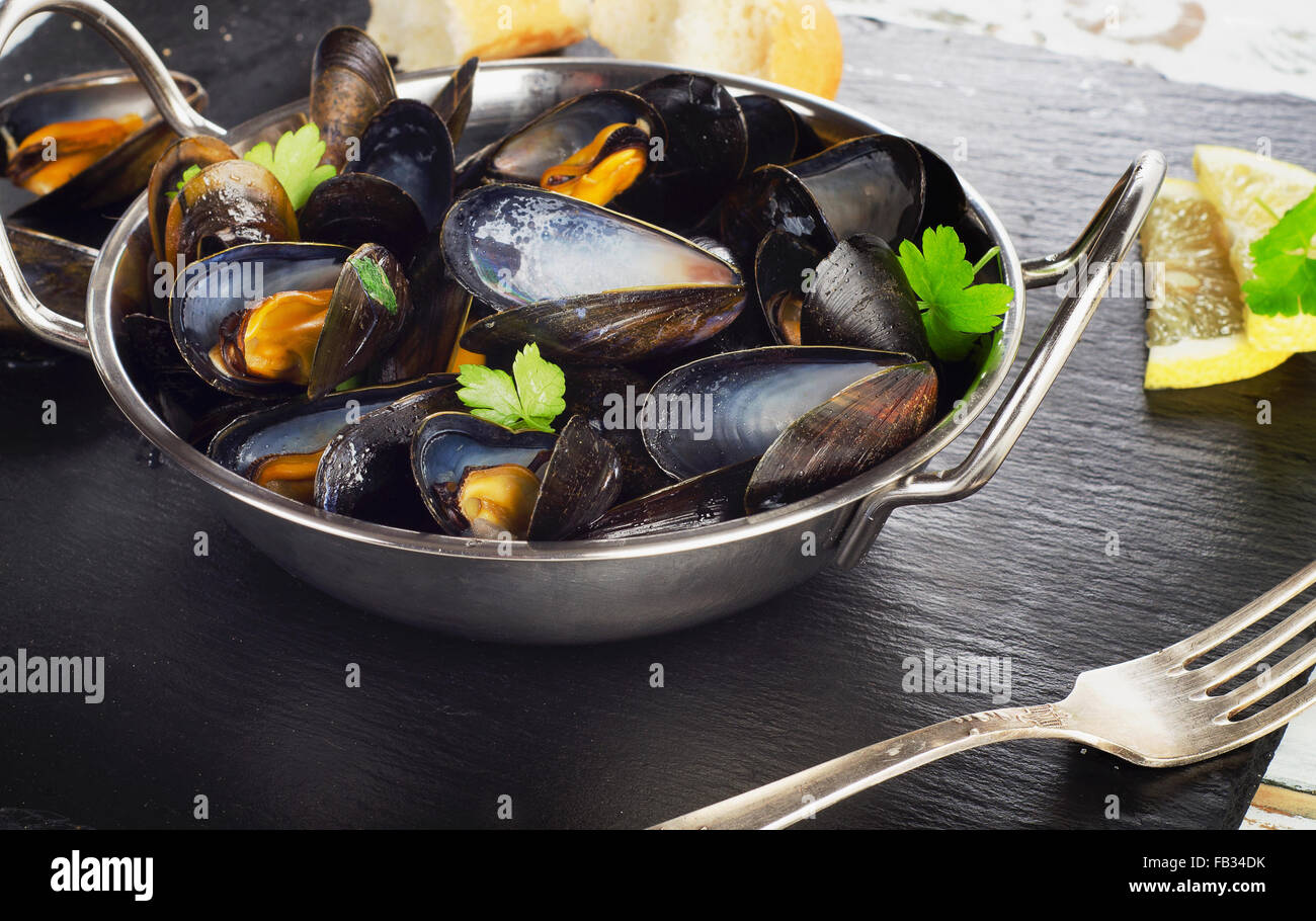 Gekochte Muscheln in der Küche Teller auf einem dunklen Hintergrund. Selektiven Fokus Stockfoto