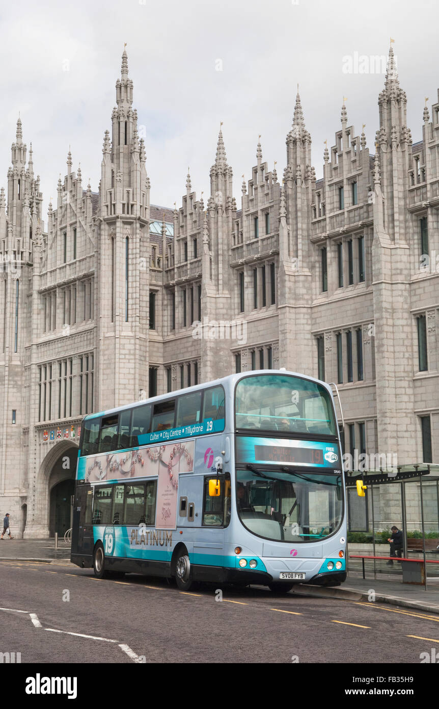 Bus im Stadtzentrum von Aberdeen außerhalb Marischal College - Schottland, UK. Stockfoto