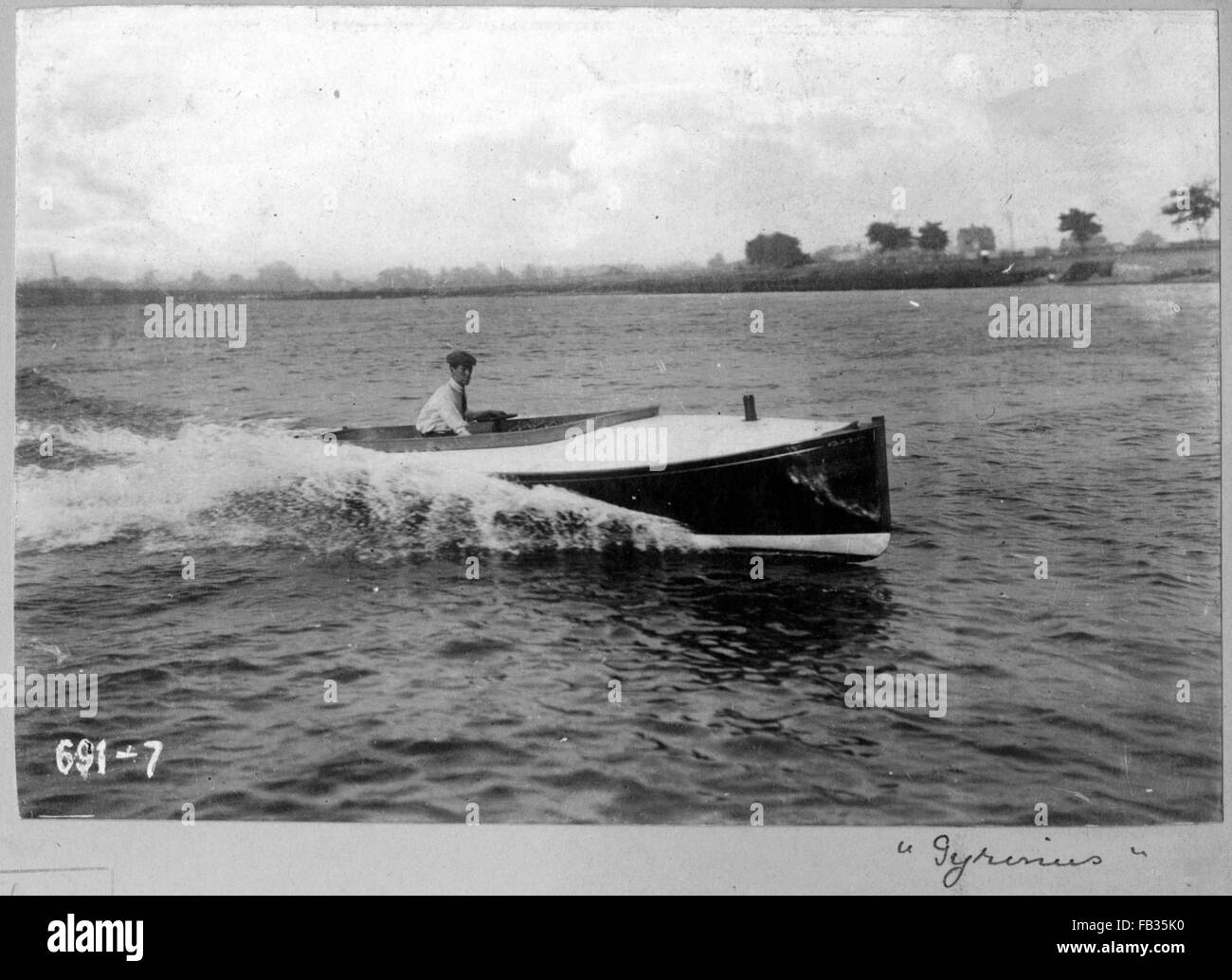 AJAXNETPHOTO - 1908 (CA.). THEMSE, CHISWICK, ENGLAND. -FRÜHE THORNYCROFT START - JOHN THORNYCROFT ENTWORFEN UND GEBAUT 8 METER OFFEN MOTORSPORT-START GYRINUS AN GESCHWINDIGKEIT. FOTO: VT SAMMLUNG/AJXNETPHOTO REF: HDD AVL VTCOLL 691 7 Stockfoto