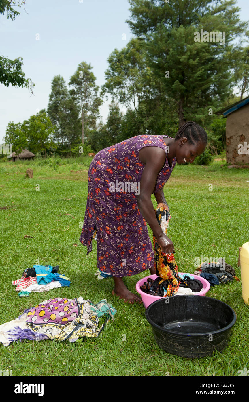 Frau ihre Wäsche von hand, Bumala, Kenia. Stockfoto