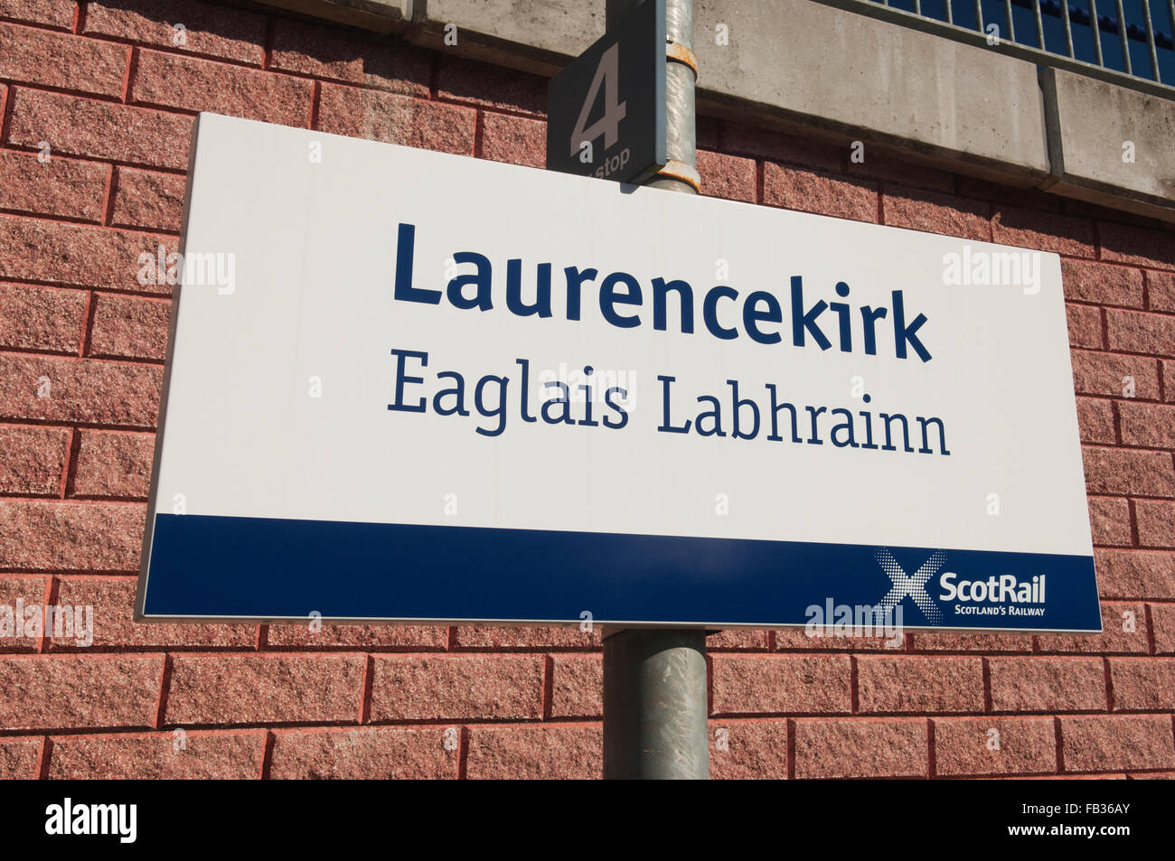 Zweisprachiges Schild am Bahnhof Laurencekirk - Aberdeenshire, Schottland. Stockfoto