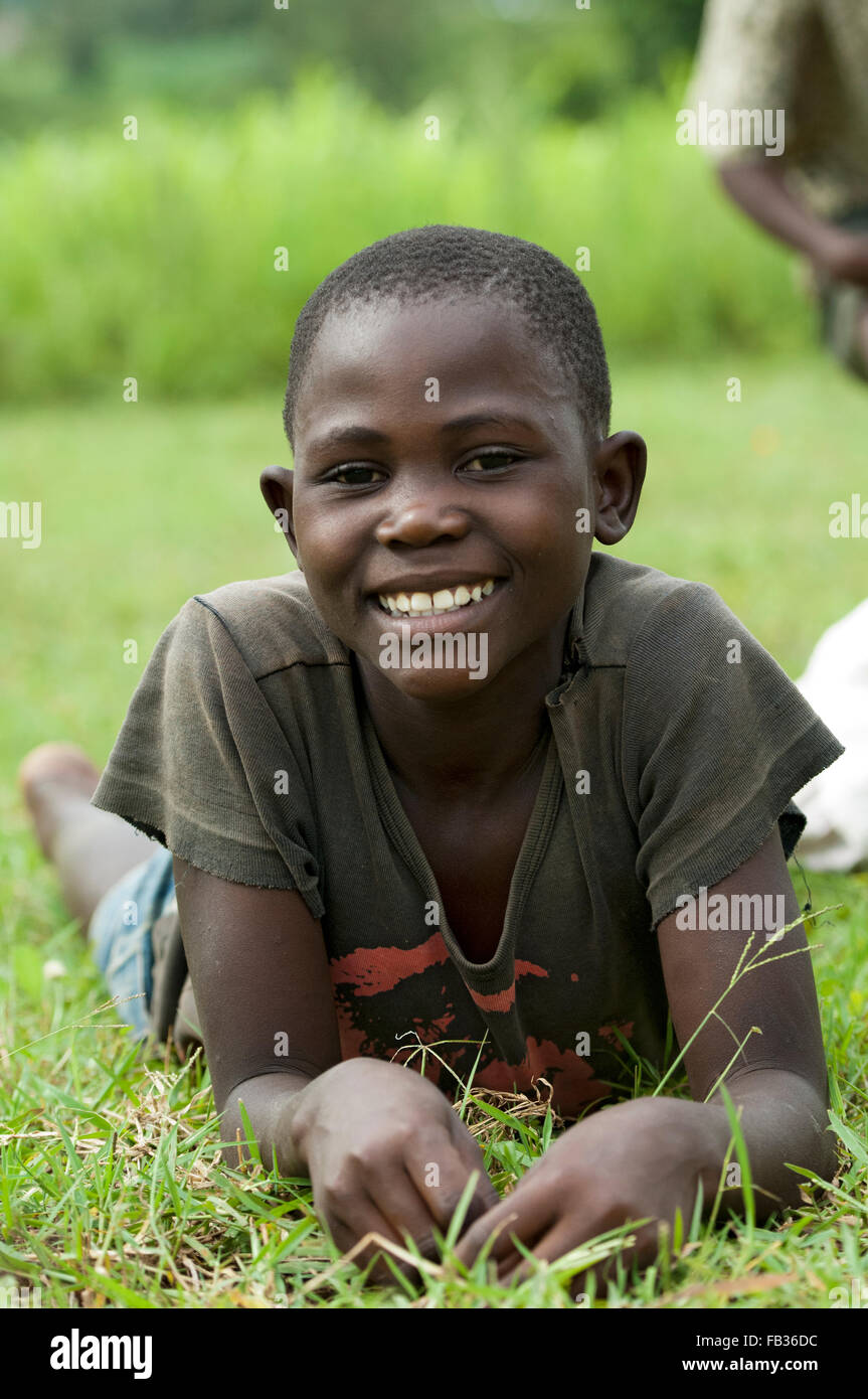 Kenianischer junge legte auf dem Rasen, lächelnd. Stockfoto