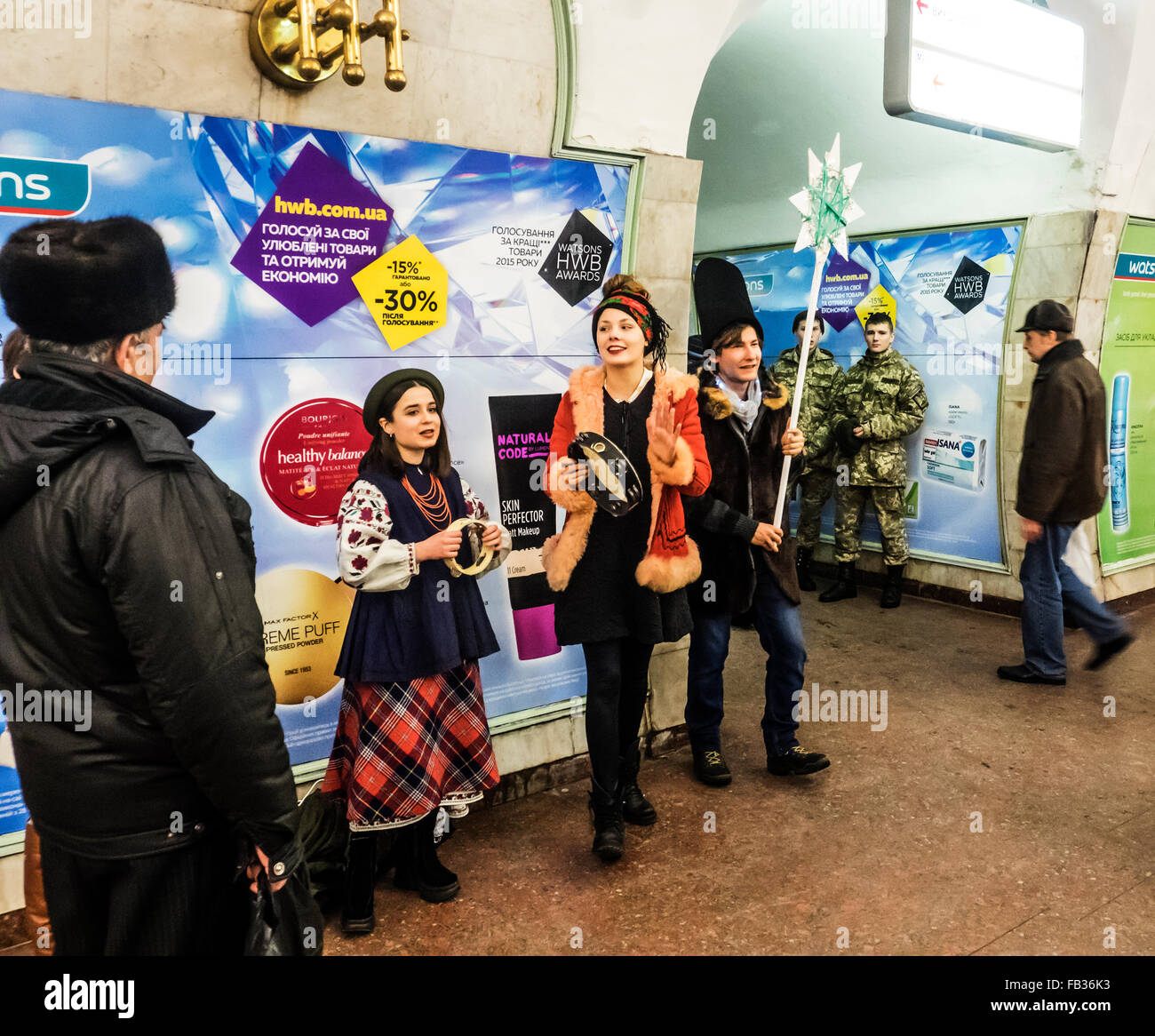 Junge Menschen singen Weihnachtslieder am Chreschtschatyk u-Bahnstation in Kiew, Ukraine, auf Freitag, 8. Januar 2016. Orthodoxe Christen feiern Weihnachten nach dem Julianischen Kalender. Stockfoto