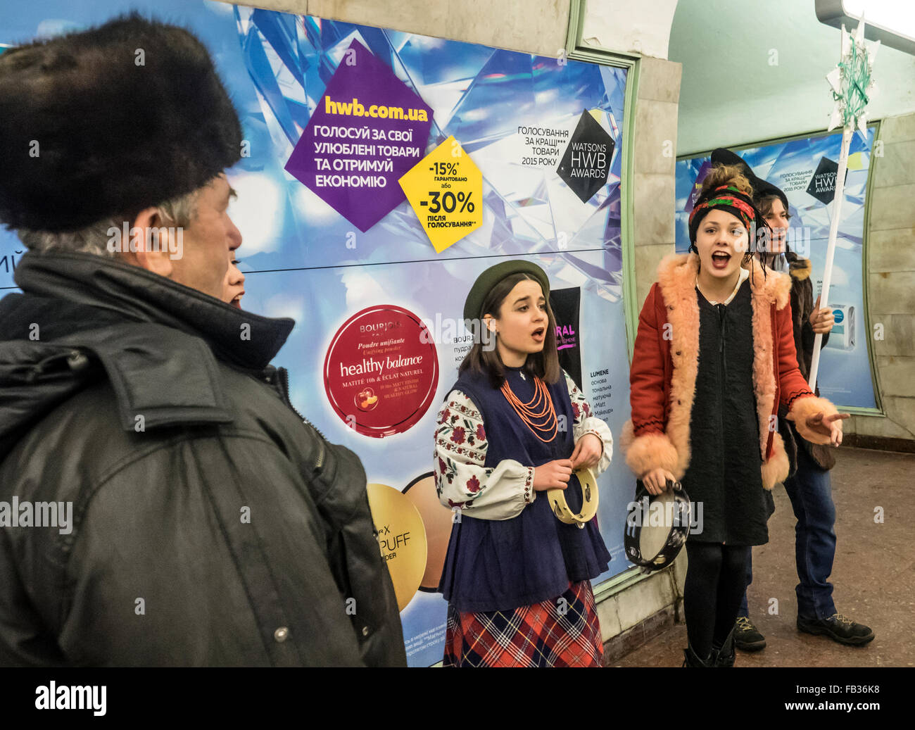 Junge Menschen singen Weihnachtslieder am Chreschtschatyk u-Bahnstation in Kiew, Ukraine, auf Freitag, 8. Januar 2016. Orthodoxe Christen feiern Weihnachten nach dem Julianischen Kalender. Stockfoto