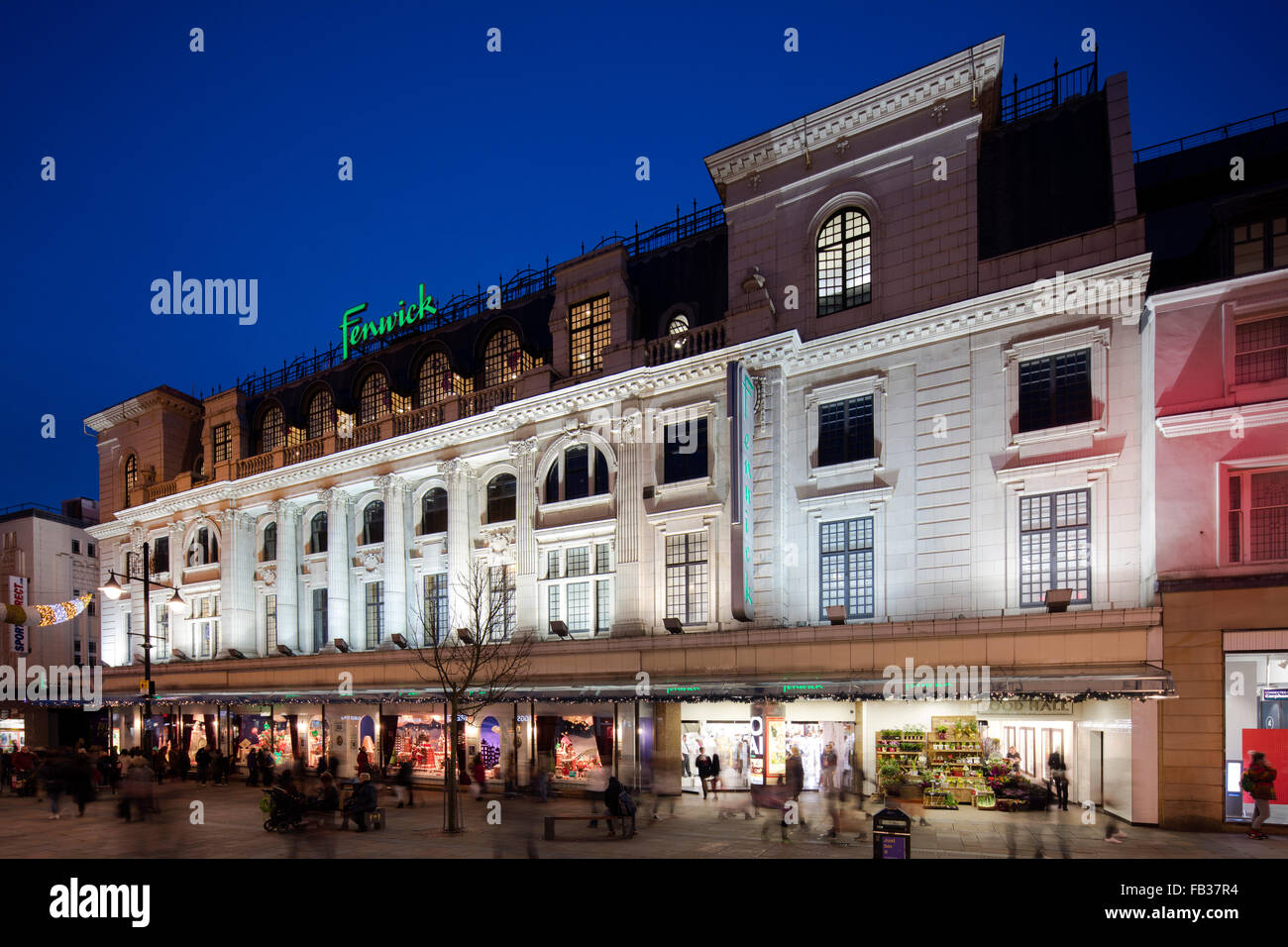 Anzeige in der Abenddämmerung des Fensters Weihnachten Fenwick Ltd in Northumberland Street in Newcastle Upon Tyne Stockfoto