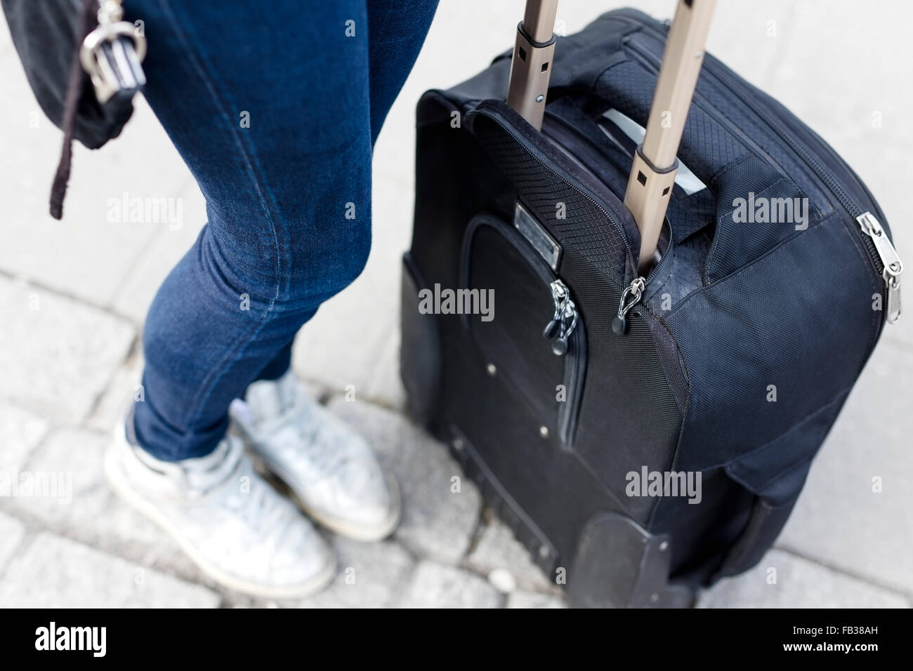 Reisen Frau wartet für den transport Stockfoto