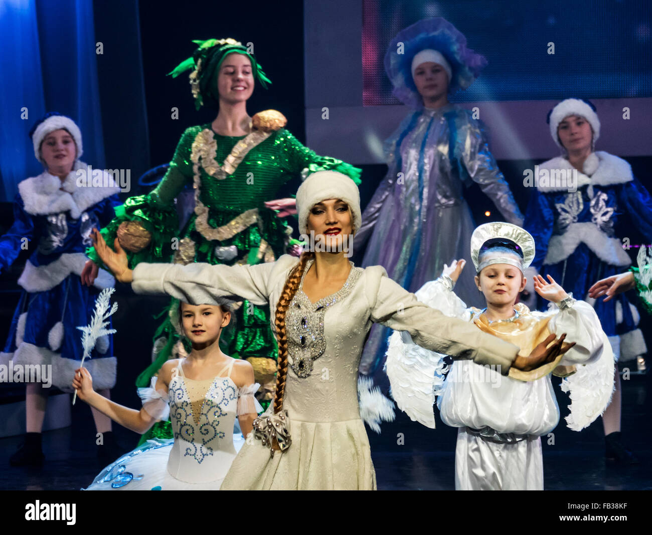 Kiew, Ukraine. 8. Januar 2016. Ukrainische orthodoxe Christen feiern Weihnachten nach dem Julianischen Kalender. In diesen Tagen in dem Land sind die Schulferien. In der Palace Ukraine Kinder zeigt Leistung "Wunder im Spielzeugland." Bildnachweis: Igor Golovnov/Alamy Live-Nachrichten Stockfoto