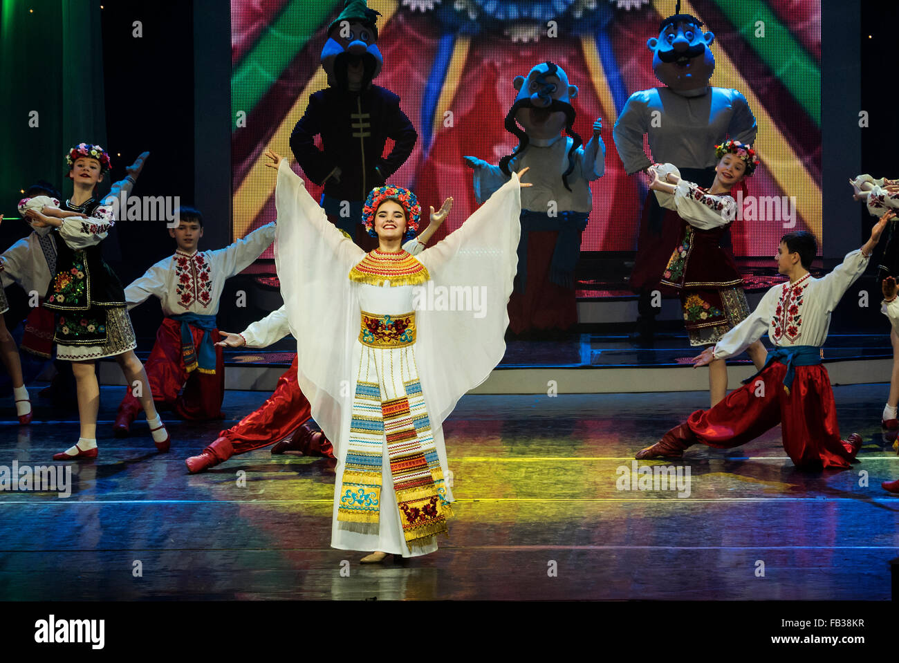 Kiew, Ukraine. 8. Januar 2016. Ukrainische orthodoxe Christen feiern Weihnachten nach dem Julianischen Kalender. In diesen Tagen in dem Land sind die Schulferien. In der Palace Ukraine Kinder zeigt Leistung "Wunder im Spielzeugland." Bildnachweis: Igor Golovnov/Alamy Live-Nachrichten Stockfoto