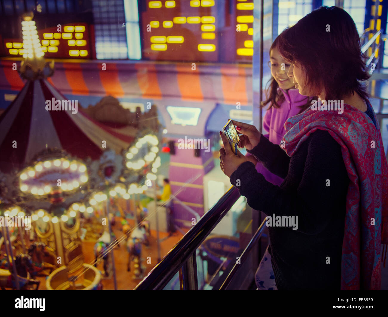 Mutter und Tochter auf Kirmes Stockfoto