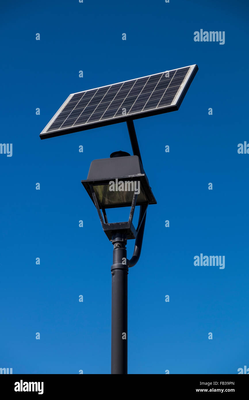 Solarbetriebene Straßenbeleuchtung vor einem strahlend blauen Himmel. Teneriffa, Kanarische Inseln, Spanien. Stockfoto