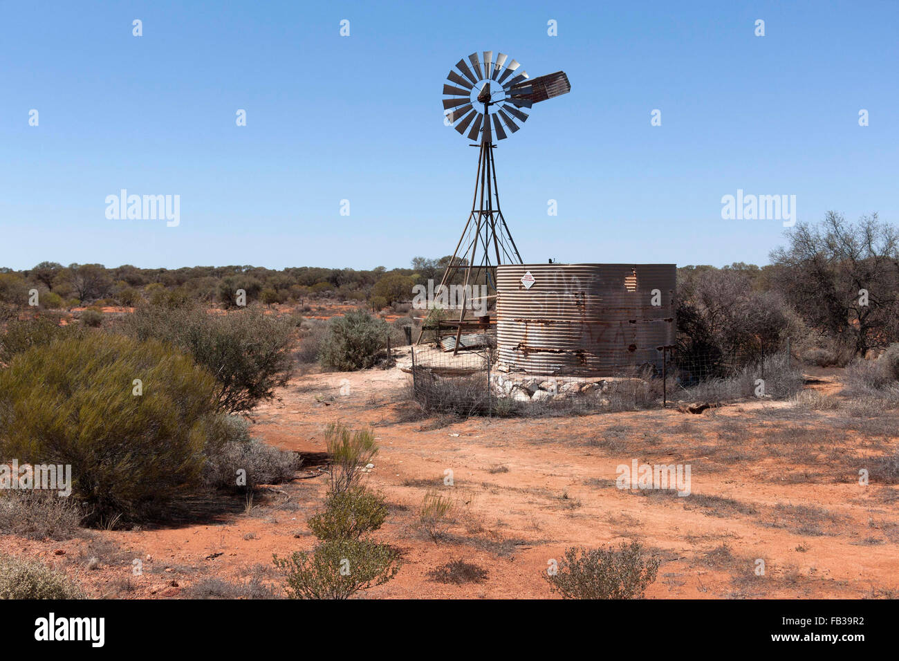 Wasser Windmühle im Outback, zentrale Midlands Western Australia Stockfoto