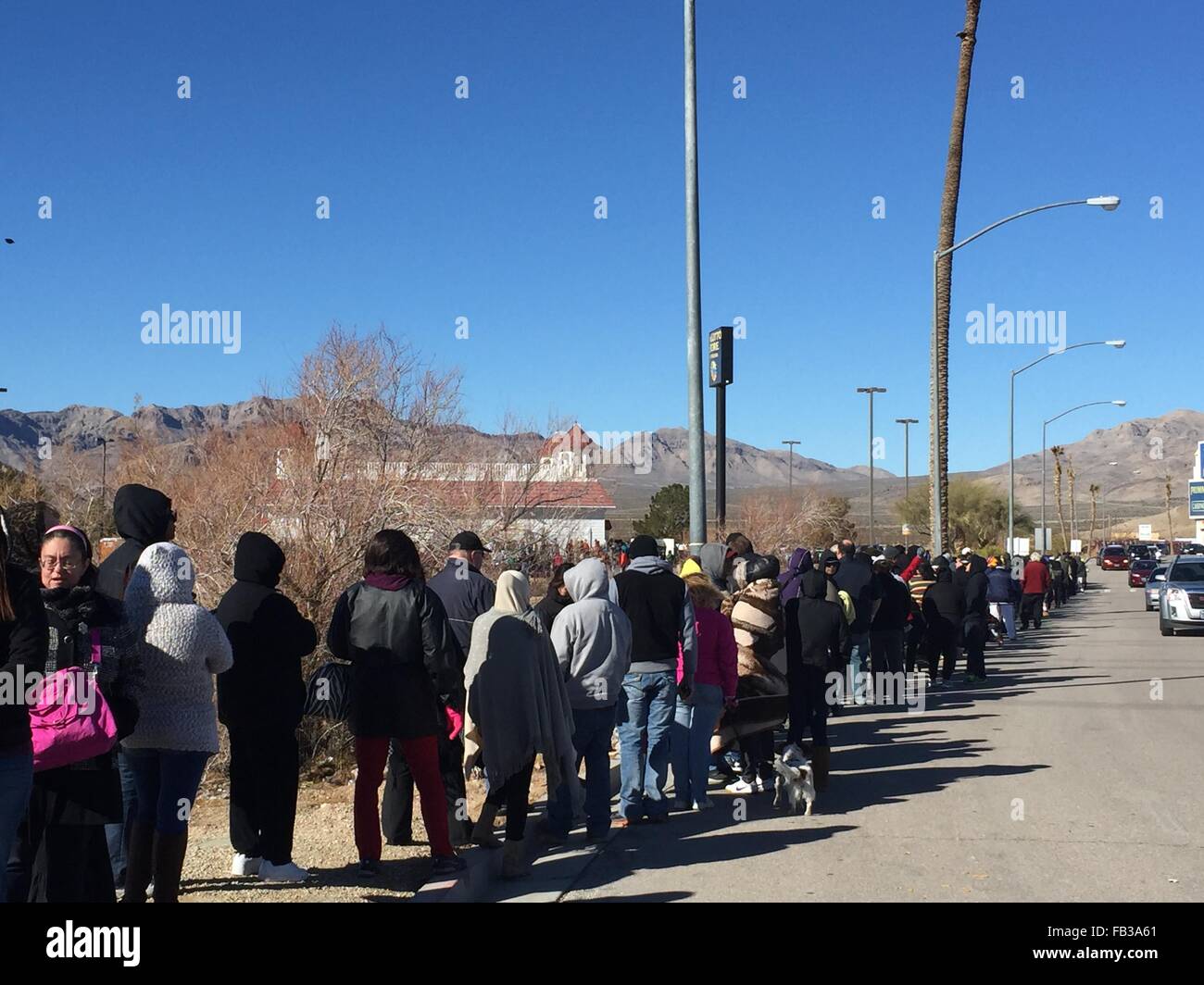 Las Vegas, Nevada, USA. 8. Januar 2016. Als die Schließung der Lotterie Powerball $ 700 Millionen Jackpot Approches am Samstag. Menschen in die Warteschlange für Stunden zur Teilnahme an der größten jemals Jackpot. Am Freitag, den 8. Januar in Las Vegas Nevada Credit fotografiert: PhotoStock-Israel Alamy Live News Stockfoto