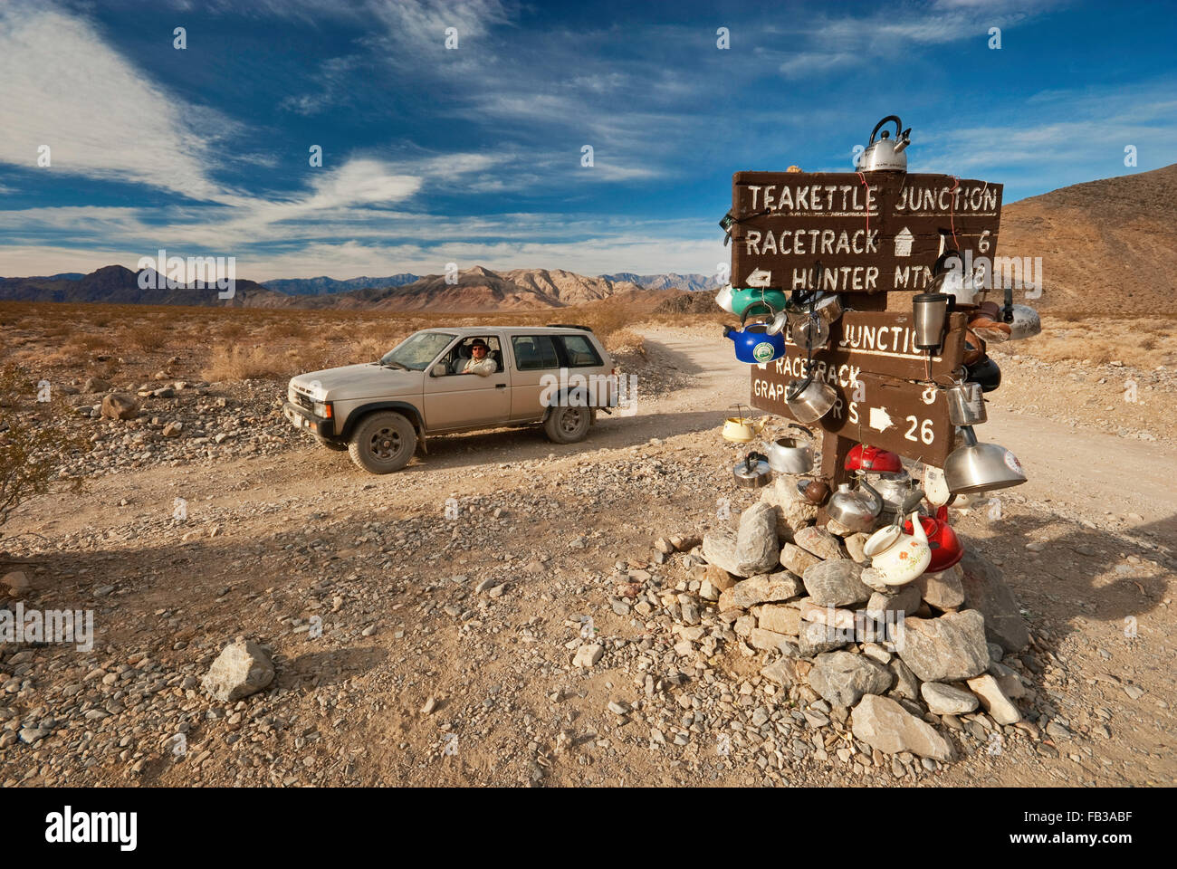 Reisenden im Wasserkocher Junction auf Rennstrecke Valley Road, Mojave-Wüste in Death Valley Nationalpark, Kalifornien, USA Stockfoto