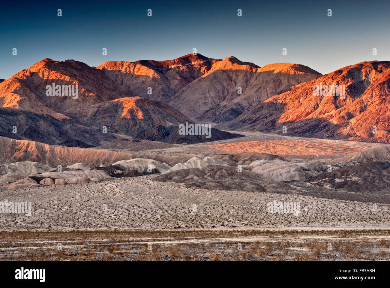 Owlshead Berge über Vertrauen Hills in Mojave-Wüste, Sonnenaufgang vom Jubiläums Pass Road, Death Valley Nat Park, Kalifornien Stockfoto