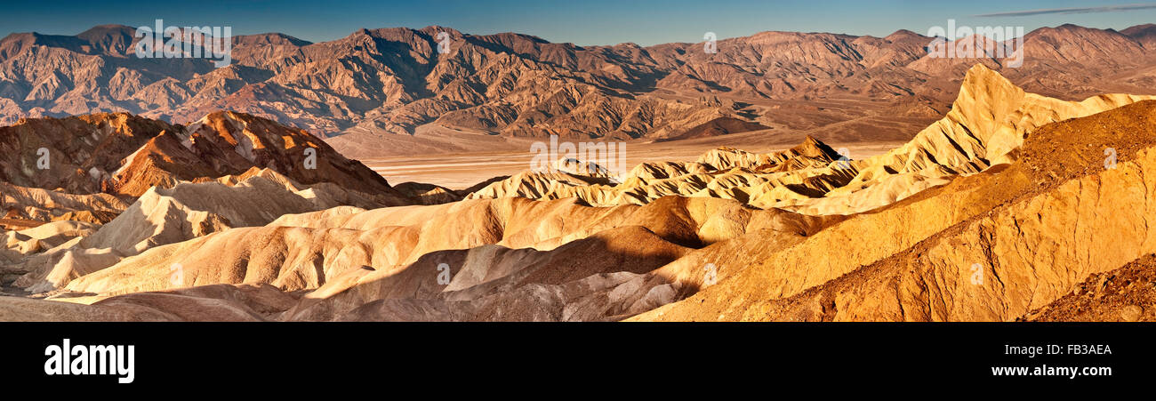 Felsformationen am Zabriskie Point, Panamint Range in Ferne, Sonnenaufgang, Mojave-Wüste, Death Valley Nationalpark, Kalifornien Stockfoto