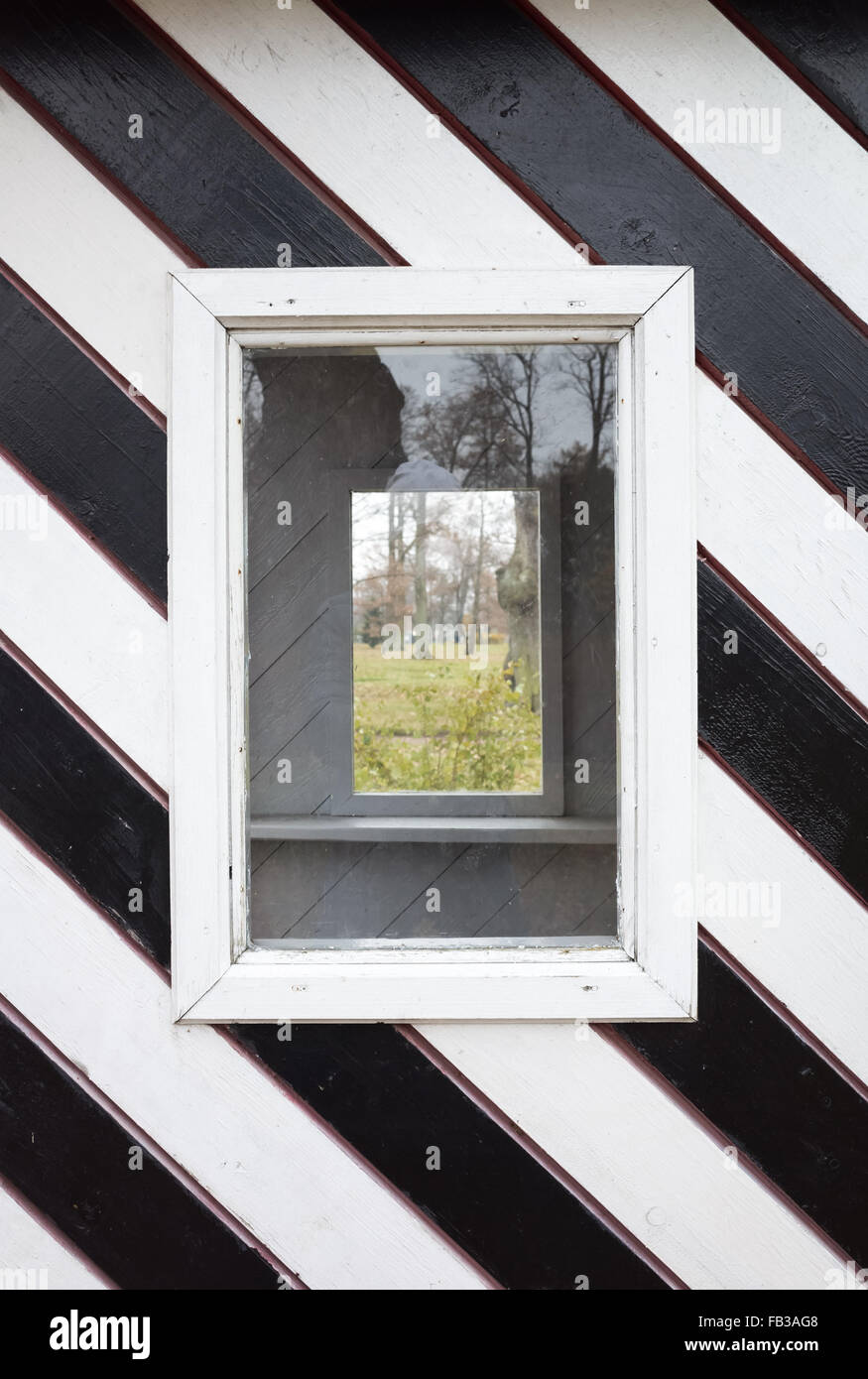 Windows in Holzwände mit schwarzen und weißen diagonalen Streifen Muster Stockfoto