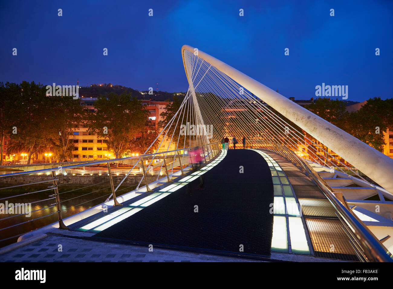 Zubizuri Brücke bei Sonnenuntergang, Bilbao, Vizcaya, Baskenland, Euskadi; Spanien, Europa Stockfoto