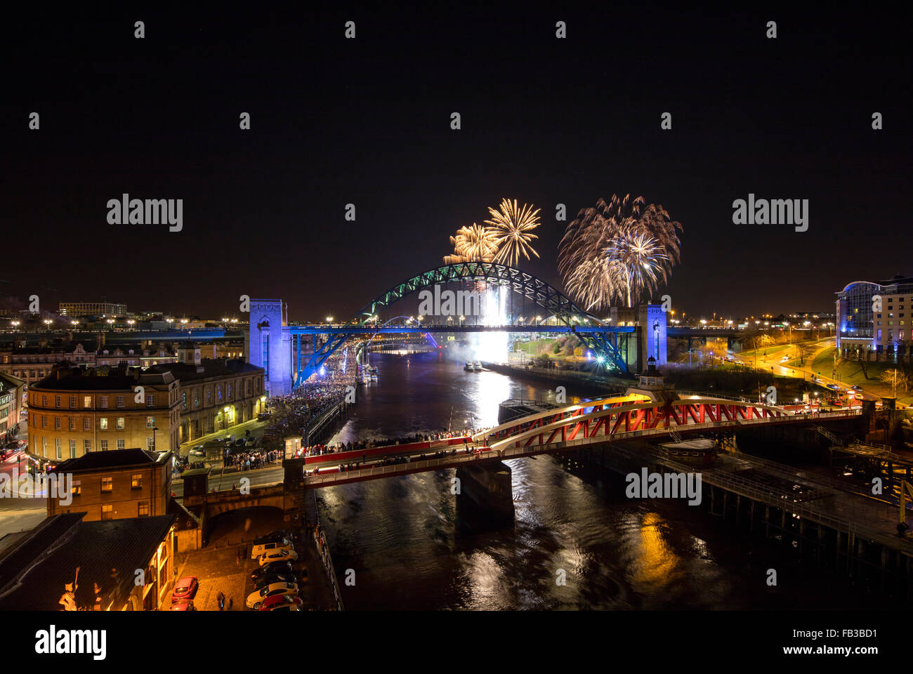 Eine Ansicht von Newcastle und Gateshead Kai um Mitternacht an Silvester mit Feuerwerk, die High Level Bridge entnommen Stockfoto
