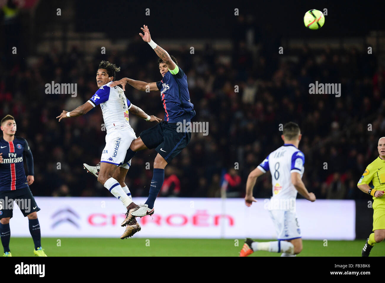 Paris, Frankreich. 8. Januar 2016. Französischen Liga 1 Fußball. Paris Saint-Germain im Vergleich zu Bastia. Thiago Silva (PSG) verliert sich in den Header von BRANDAO (Bastia) Credit: Action Plus Sport/Alamy Live News Stockfoto