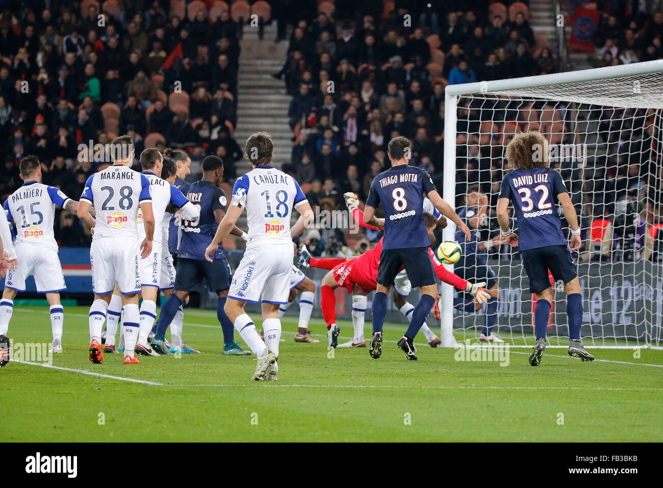 Paris, Frankreich. 8. Januar 2016. Französischen Liga 1 Fußball. Paris Saint-Germain im Vergleich zu Bastia. Thiago Emiliano da Silva (Psg) erhält von der Ecke von Angel Di Maria (Psg) vorbei an Torhüter Jean-Louis Leca (SC Bastia) Credit: Action Plus Sport/Alamy Live News Stockfoto