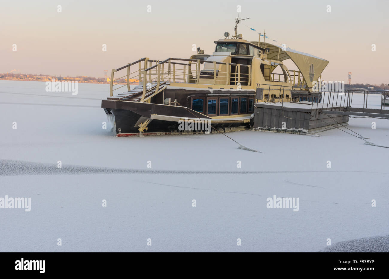 Ausflugsboot in an einem Dnepr-Fluss im Zentrum von Dnepropetrovsk Stadt eingefroren Stockfoto Ausflugsboot in an einem Dnepr-Fluss im Zentrum von Dnepropetrovsk Stadt eingefroren Stockfoto