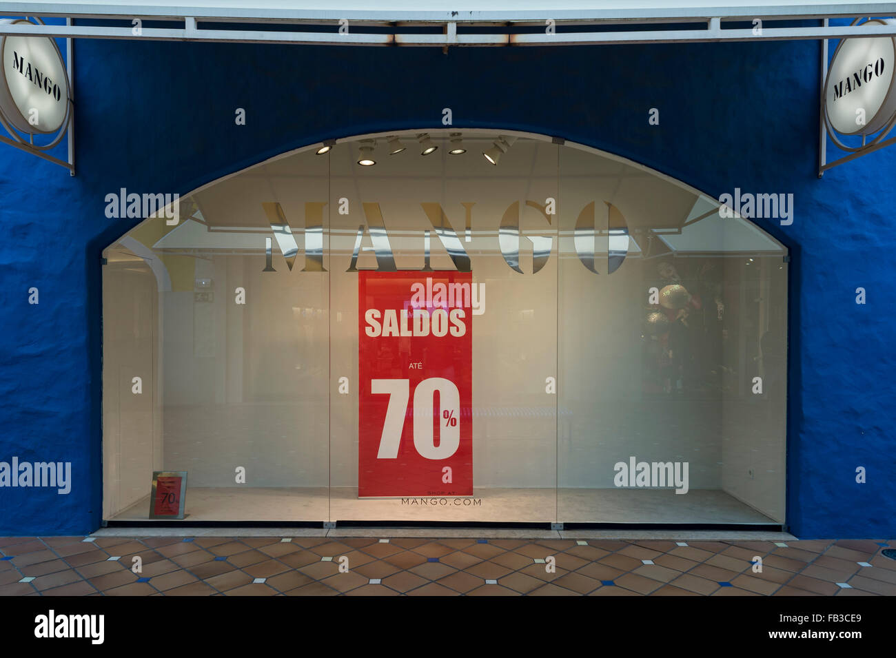 Schaufenster der einen Mango-Shop in einem Einkaufszentrum mit 70 % Rabatt  Verkaufsschild Stockfotografie - Alamy