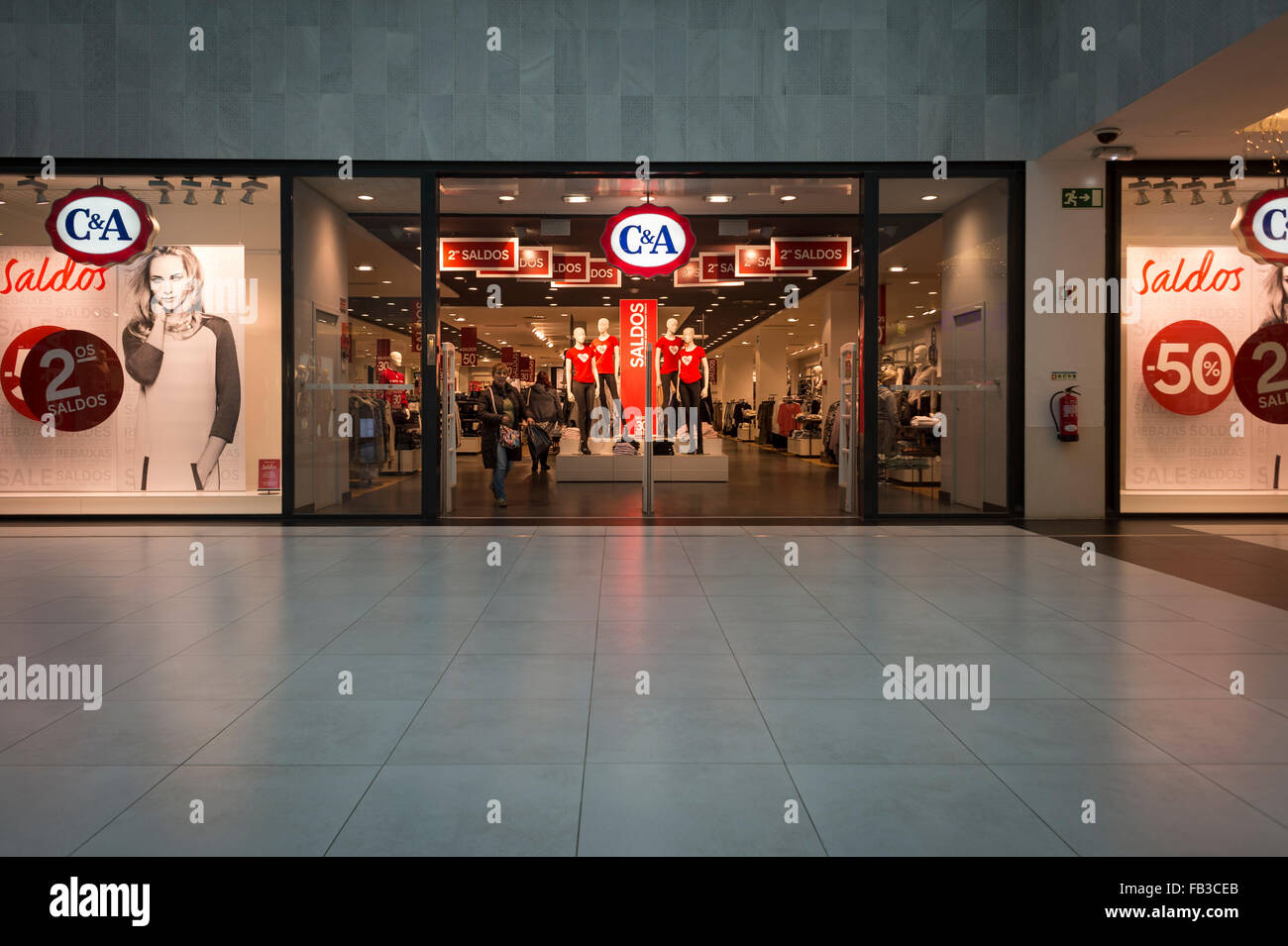 C & A speichern im portugiesischen Shopping-Mall. Stockfoto