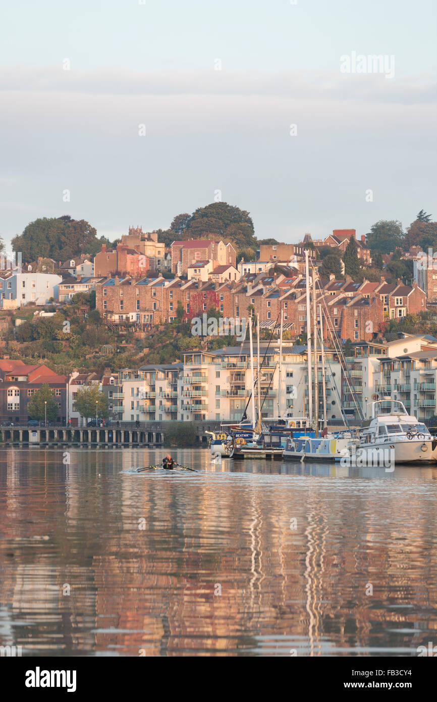 Großbritannien, Bristol, Blick auf den historischen Bristol Docks mit Blick auf Clifton. Stockfoto