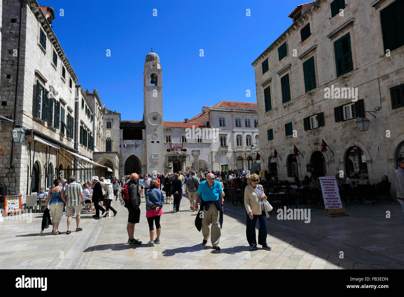 Touristen in der Main Street von Dubrovnik, Dubrovnik-Neretva County, Dalmatien, Adria, Kroatien, Balkan, Europa, Stockfoto