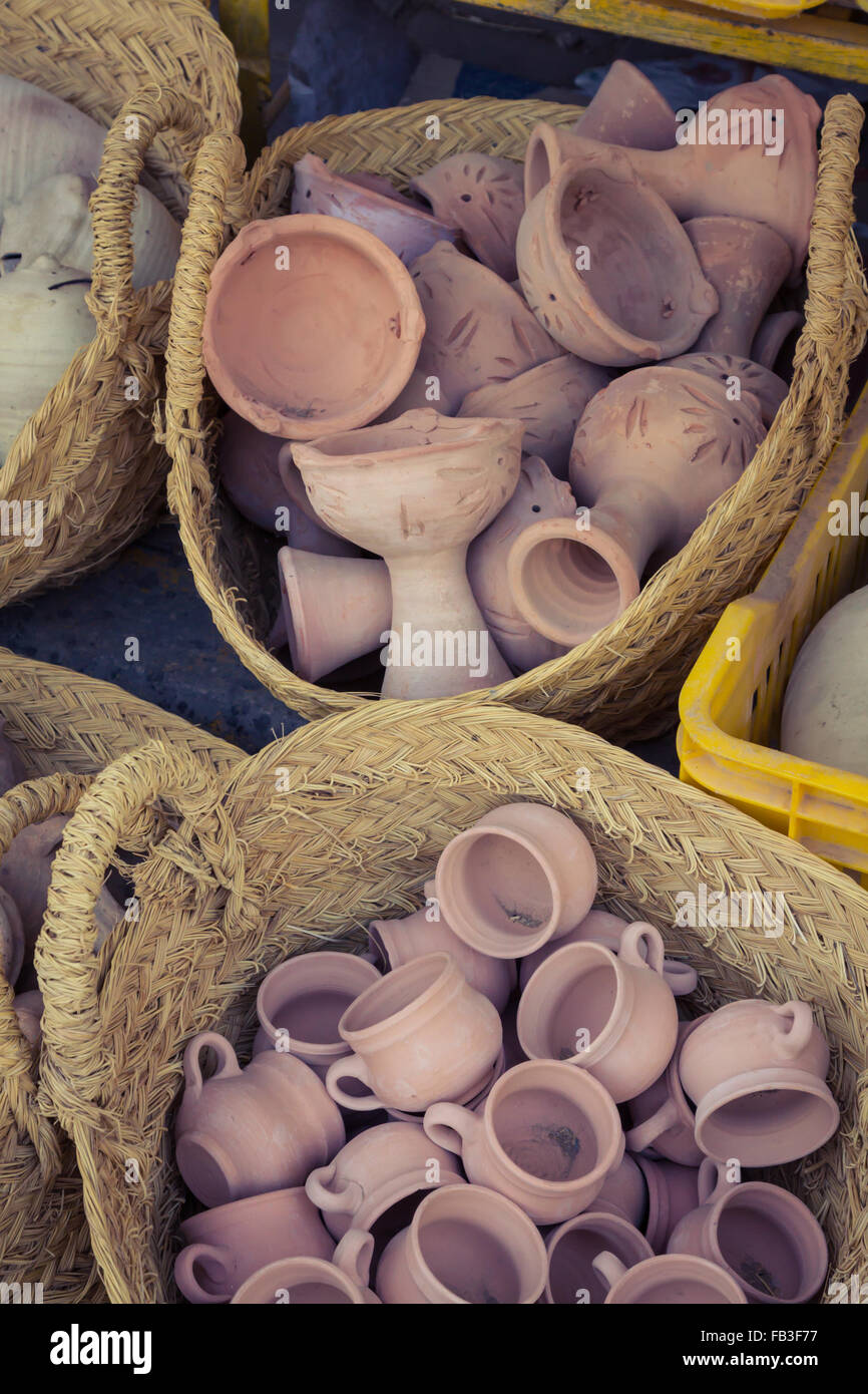 Rustikale handgemachte Keramik Ton braun Terrakotta Tassen Souvenirs im Straße Handwerkermarkt in Gafsa, Tunesien Stockfotografie