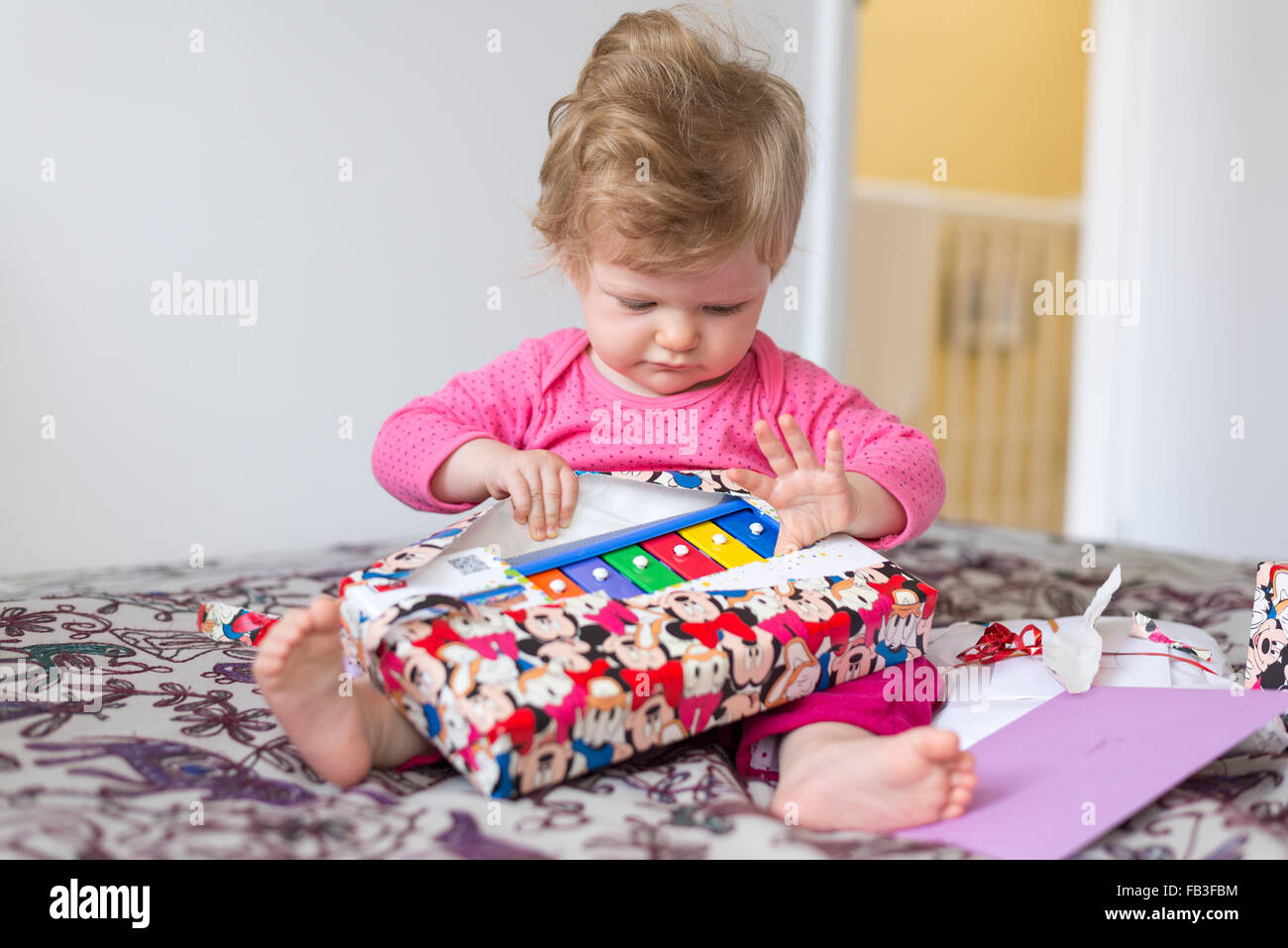 Einjähriges Baby Auspacken Geburtstagsgeschenk Stockfoto