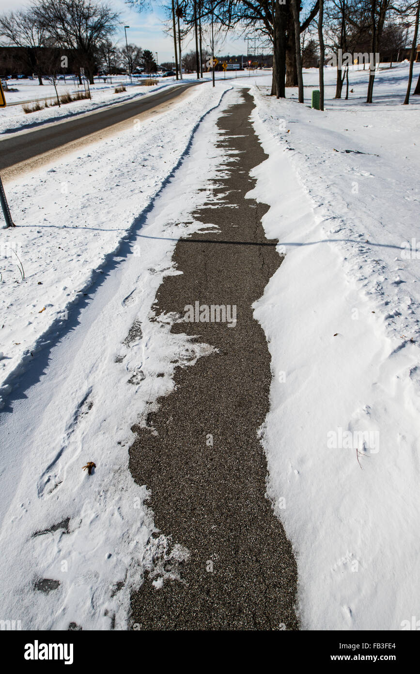 Schneeverwehungen hat einen Pfad auf diesem Bürgersteig nach einem Sturm gelöscht. Stockfoto