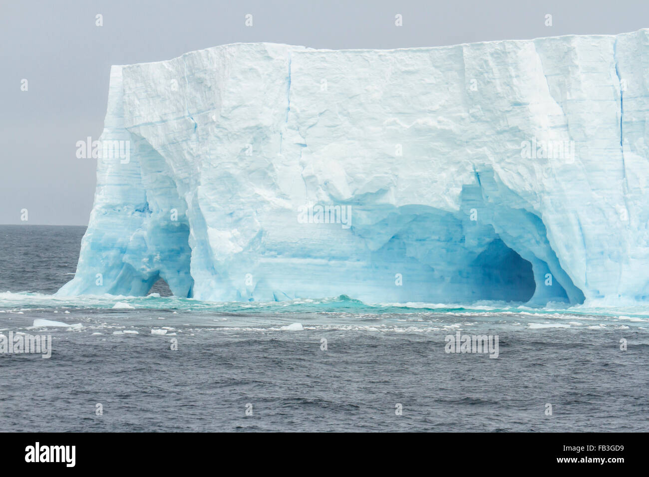Gewölbt, blaue Gletscher Eisberg in der Antarktis. Stockfoto