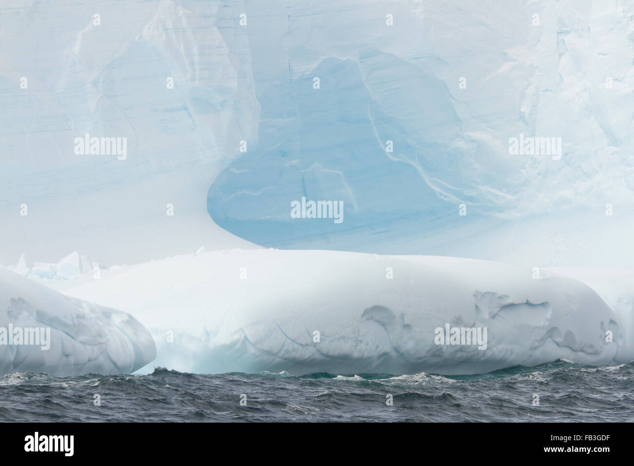 Texturen und Formen des blauen Gletscher Eisberg in der Antarktis. Stockfoto