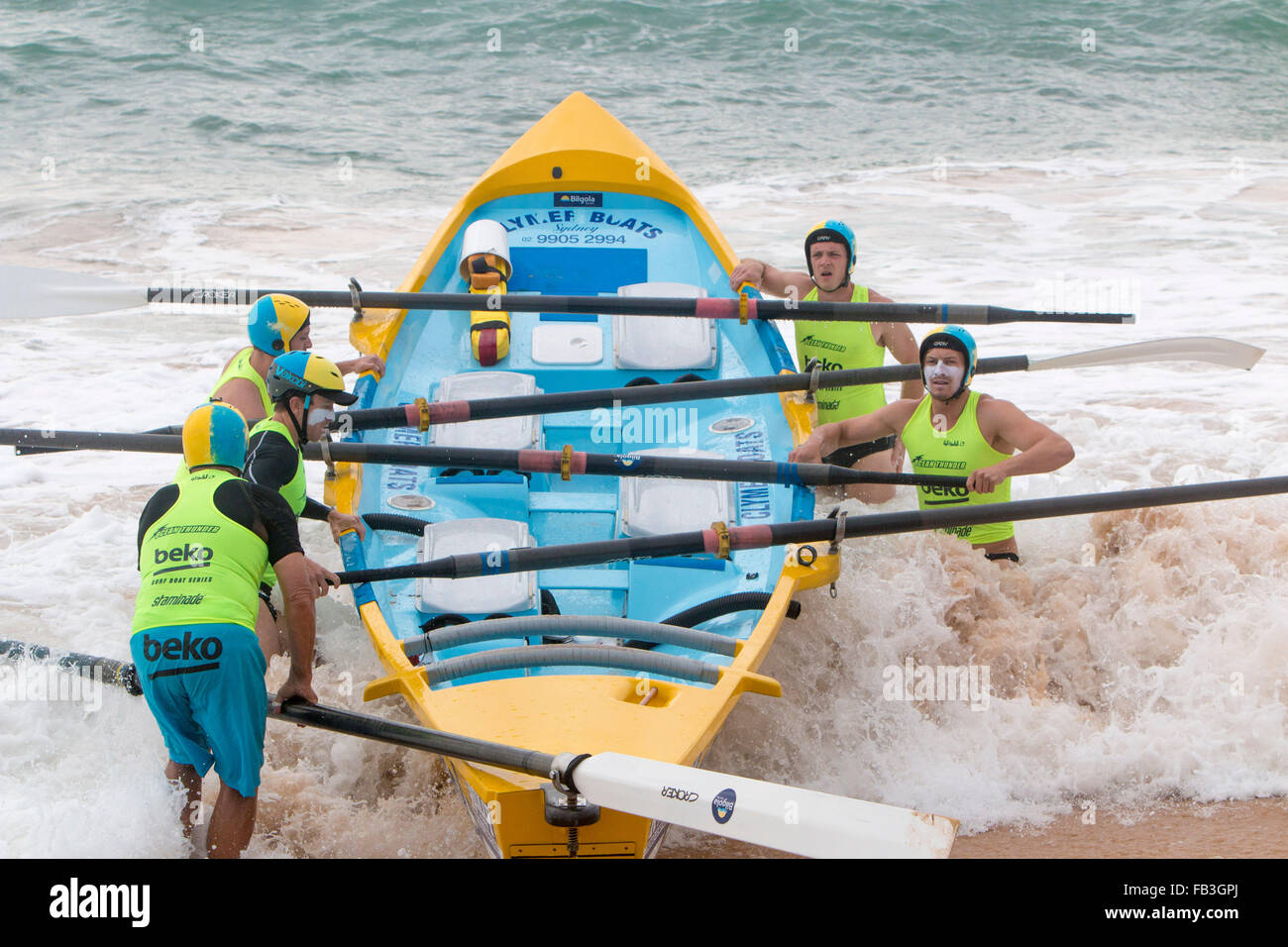 Sydney, Australien. 9. Januar 2016. Ozean-Thunder Elite pro Herren- und Damenmode Surf Boot Rennen in Dee warum Beach, Sydney, dies ist Runde 3 und Teams aus Bilgola, Freshwater, Collaroy, Dee Why, Batemans Bay, Bondi und viele andere Kredit beinhaltet: model10/Alamy Live-Nachrichten Stockfoto