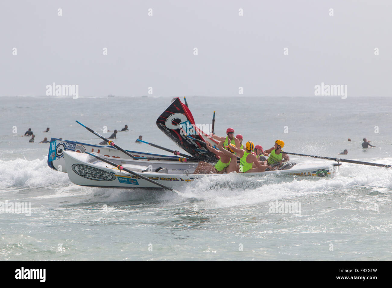 Sydney, Australien. 9. Januar 2016. Kollision Sturz während dem Ozean Thunder Elite pro Herren- und Damenmode Surf Boot Rennen in Dee warum Beach, Sydney, dies ist Runde 3 und Teams aus Bilgola, Freshwater, Collaroy, Dee Why, Batemans Bay, Bondi und viele andere Kredit beinhaltet: model10/Alamy Live-Nachrichten Stockfoto