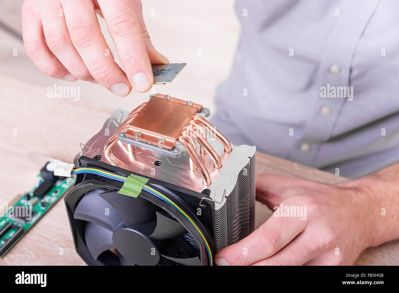CPU-Kühler Einbau. Stockfoto