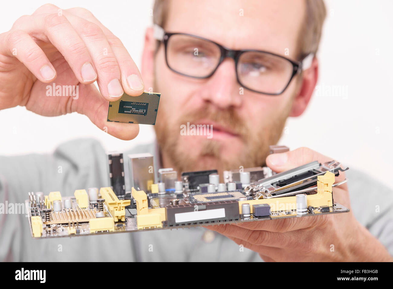 CPU und Mainboard Einbau. Stockfoto