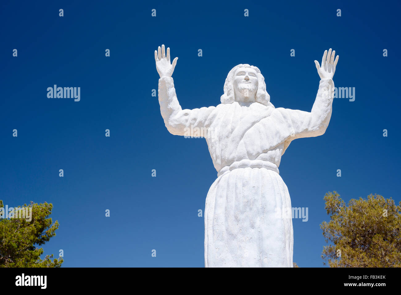 Eine Skulptur eines Mannes mit Desert Christus Park, südöstlichen Kalifornien erhobenen Armen Stockfoto