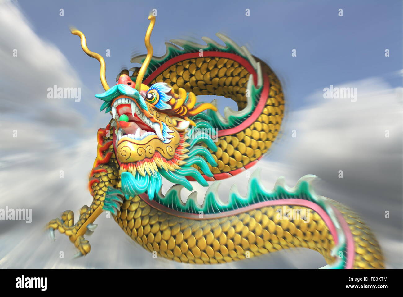 Konzeptkunst: Aktion Zoom Unschärfe Effekt von China Drachenstatue fliegen in den Himmelshintergrund Stockfoto
